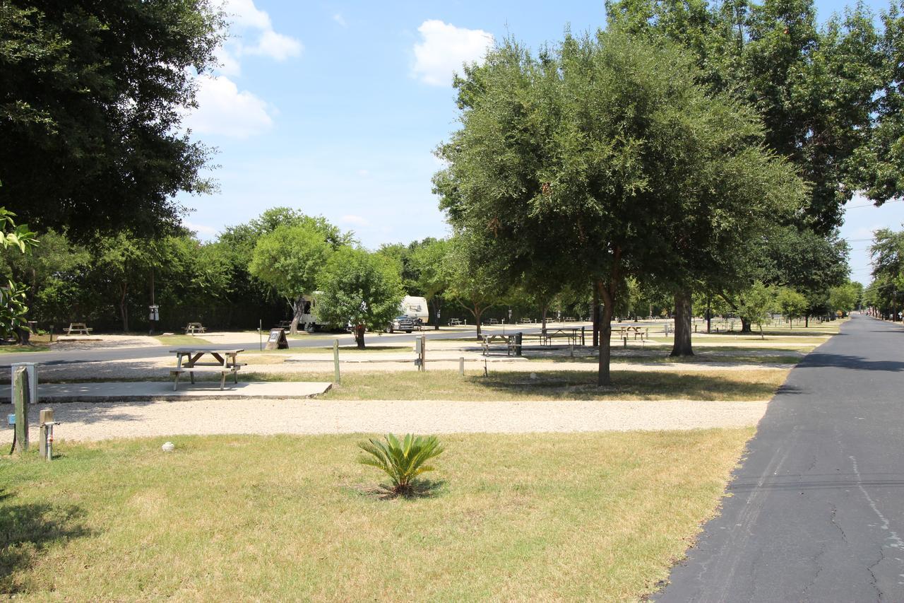 Travelers World Rv Resort San Antonio Exterior foto