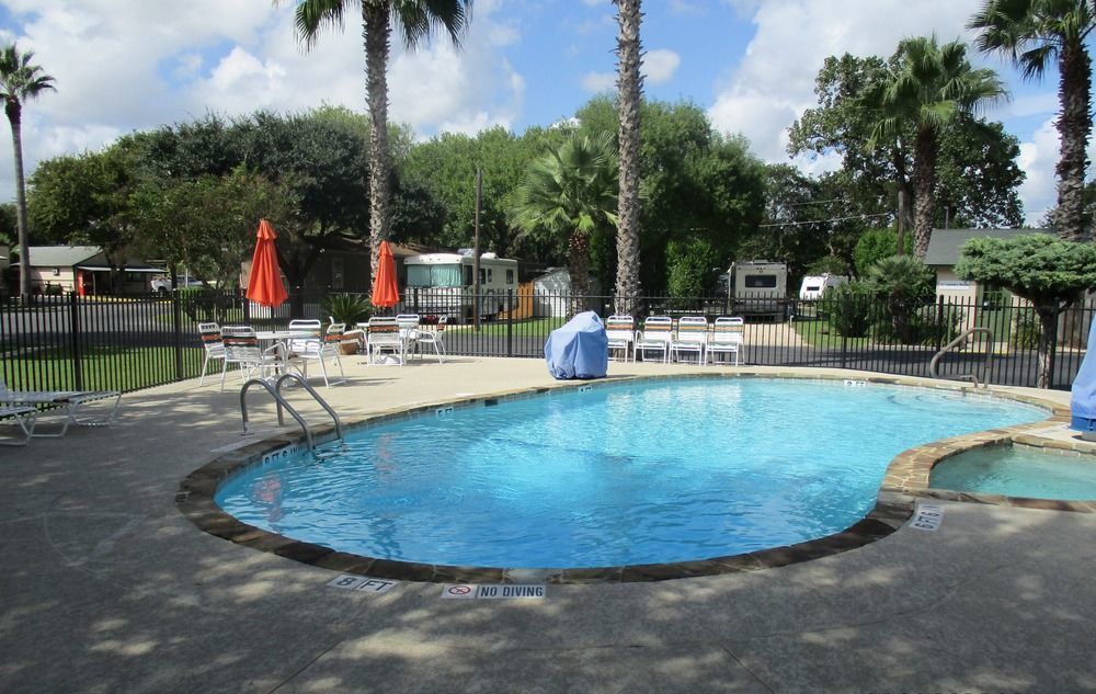 Travelers World Rv Resort San Antonio Exterior foto