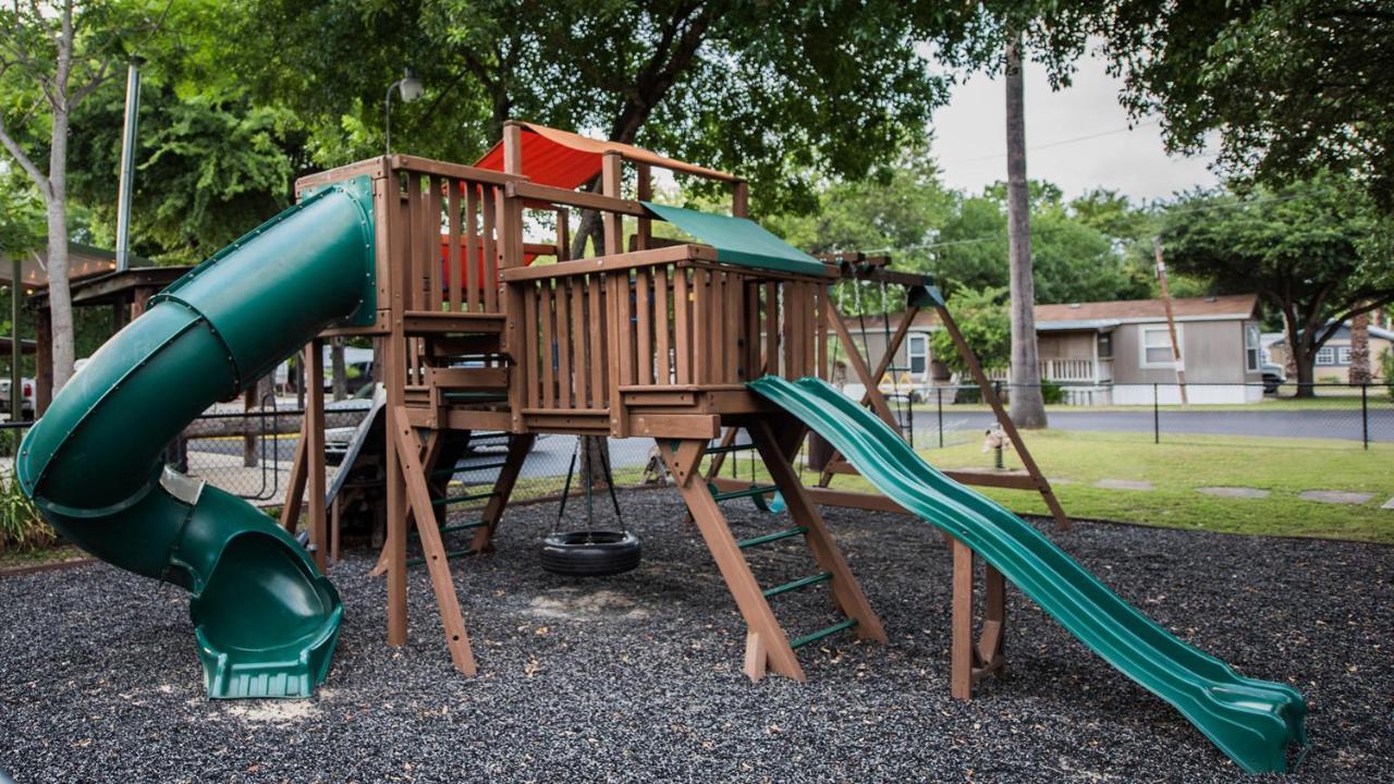 Travelers World Rv Resort San Antonio Exterior foto
